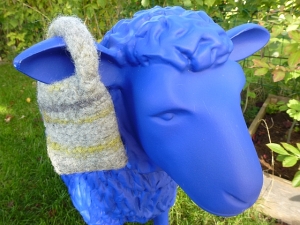 Blaues Schaf mit Handytäschchen